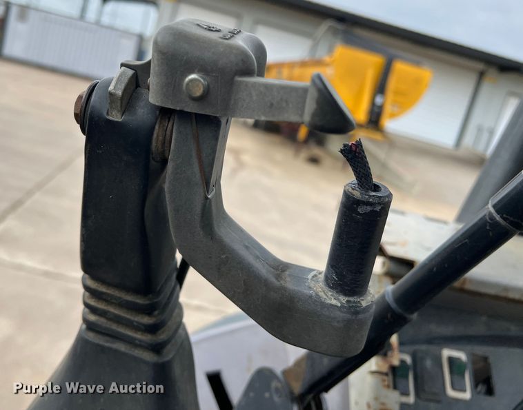 image for item MQ9867 2002 Case 570M XT  landscape tractor