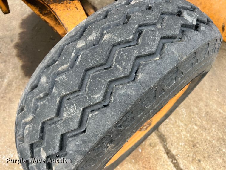 image for item MQ9867 2002 Case 570M XT  landscape tractor