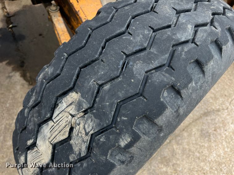 image for item MQ9867 2002 Case 570M XT  landscape tractor