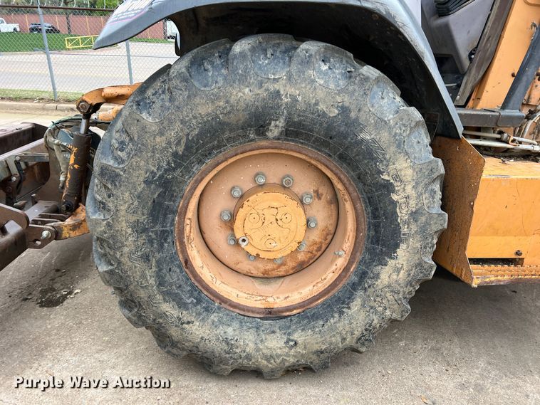 image for item MQ9867 2002 Case 570M XT  landscape tractor