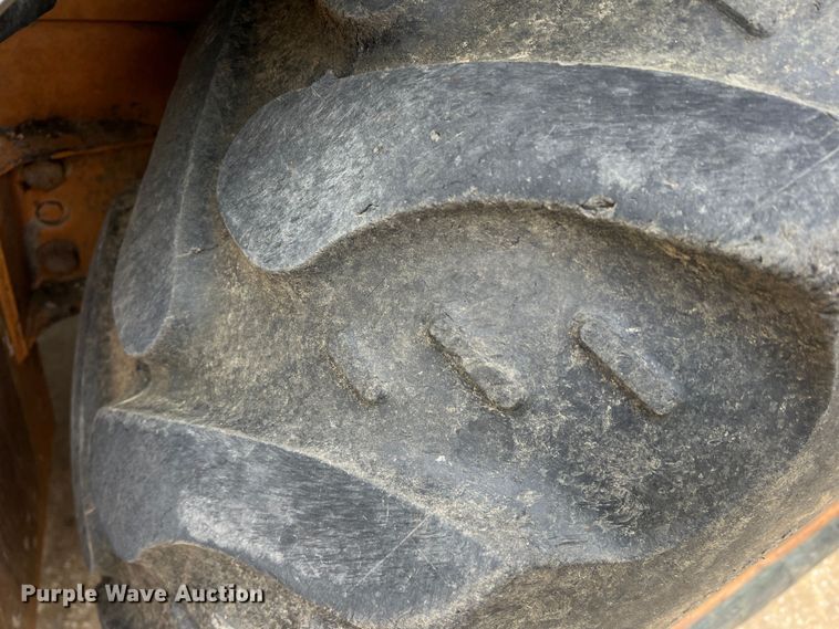 image for item MQ9867 2002 Case 570M XT  landscape tractor