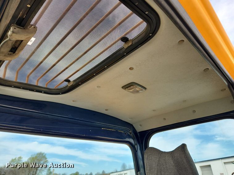 image for item MW9651 2000 Hyundai Robex 130LC-3  excavator