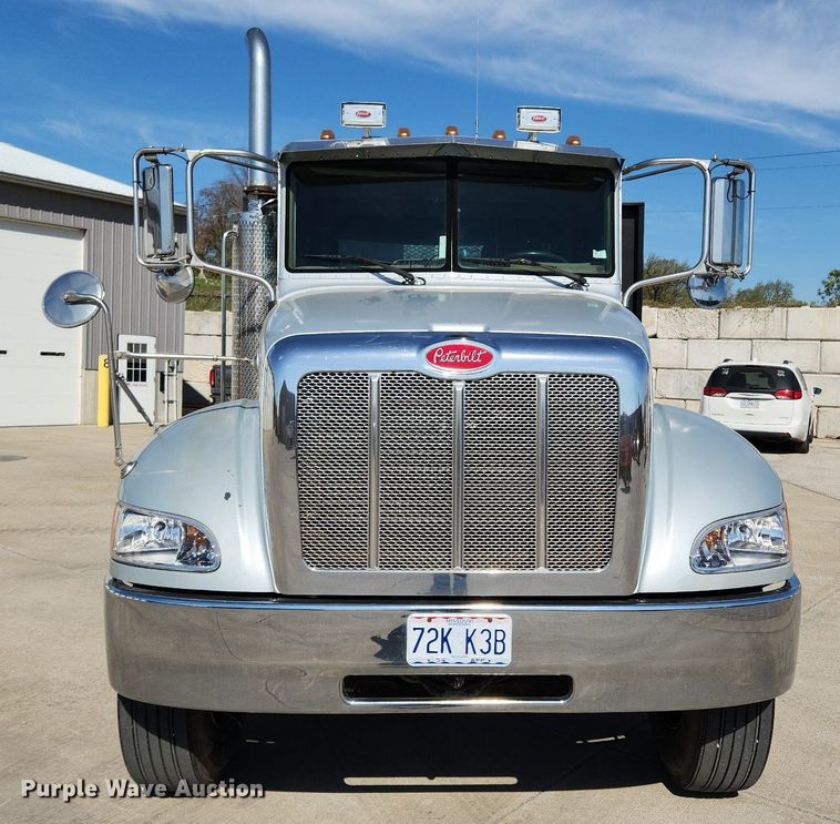 image for item MW9662 2005 Peterbilt 335  flatbed truck