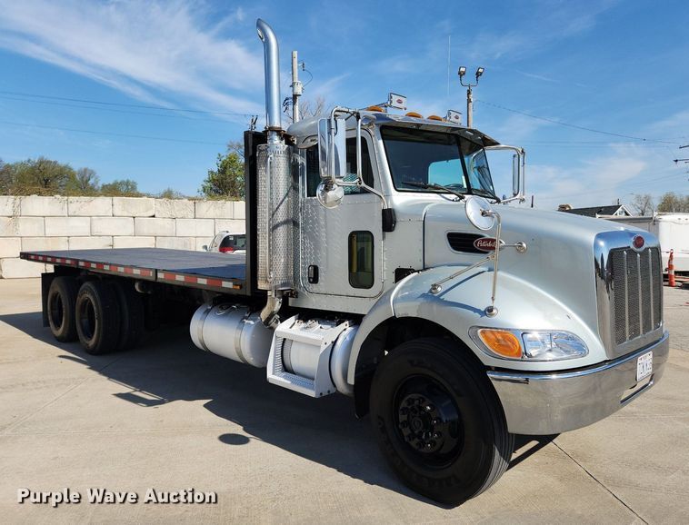 image for item MW9662 2005 Peterbilt 335  flatbed truck