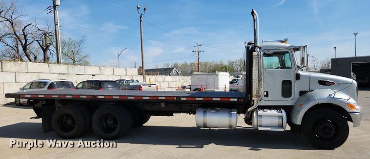 image for item MW9662 2005 Peterbilt 335  flatbed truck