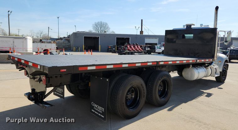 image for item MW9662 2005 Peterbilt 335  flatbed truck