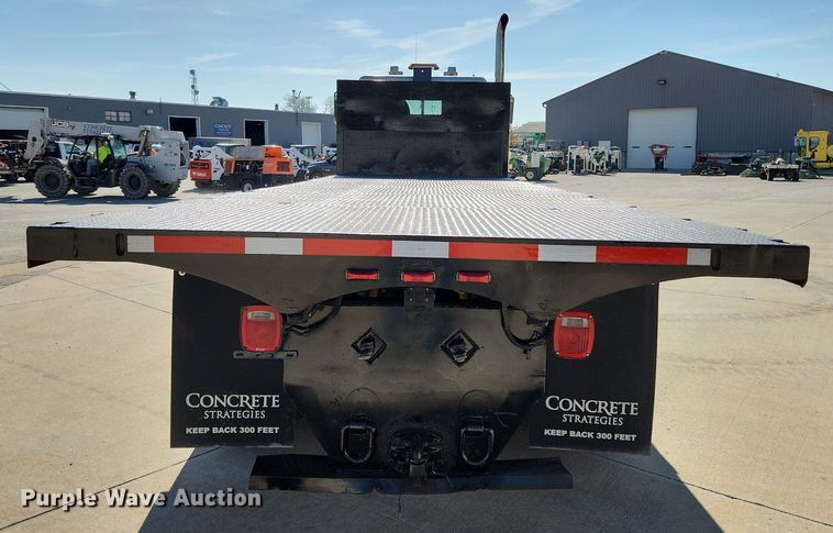 image for item MW9662 2005 Peterbilt 335  flatbed truck