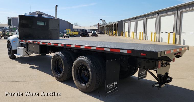image for item MW9662 2005 Peterbilt 335  flatbed truck
