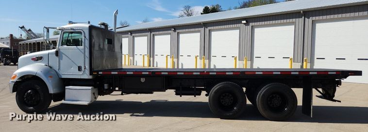 image for item MW9662 2005 Peterbilt 335  flatbed truck