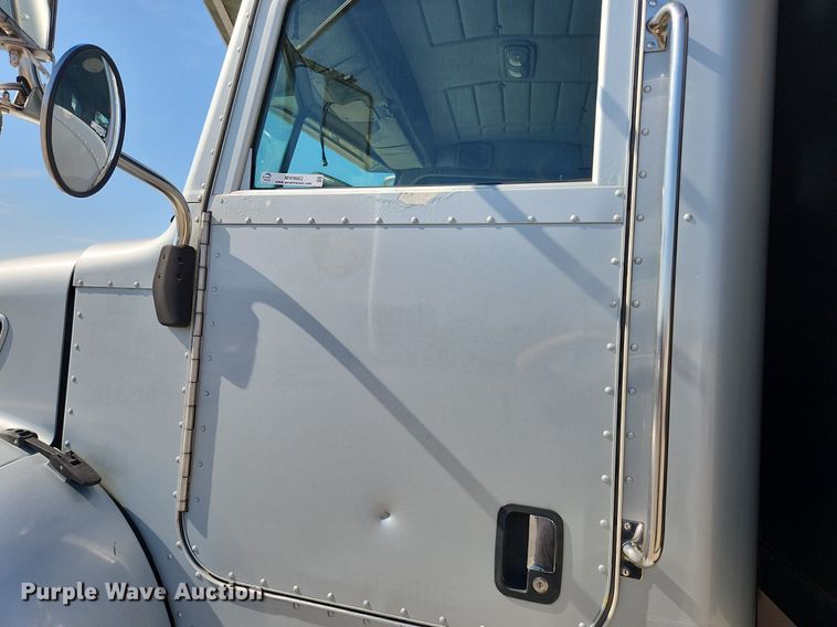 image for item MW9662 2005 Peterbilt 335  flatbed truck