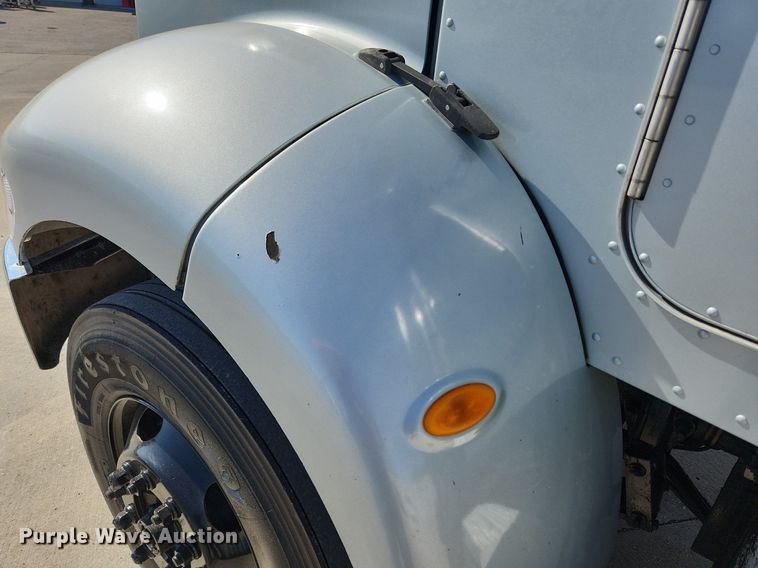 image for item MW9662 2005 Peterbilt 335  flatbed truck