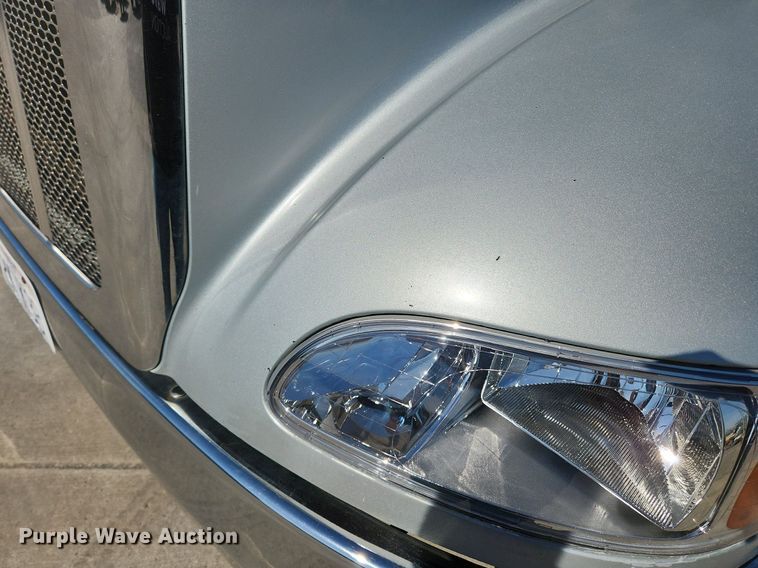 image for item MW9662 2005 Peterbilt 335  flatbed truck