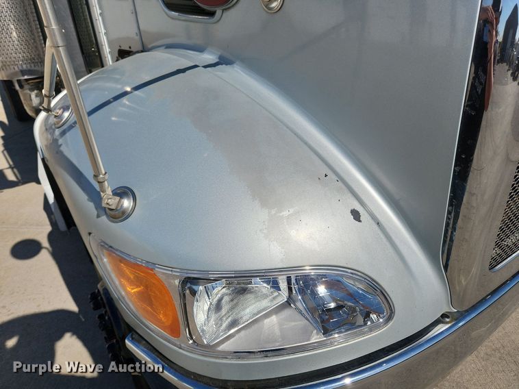 image for item MW9662 2005 Peterbilt 335  flatbed truck