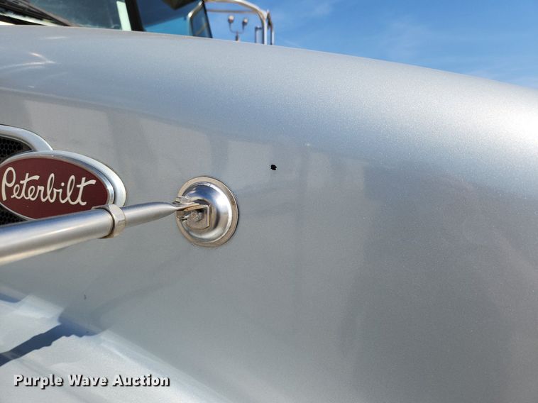 image for item MW9662 2005 Peterbilt 335  flatbed truck