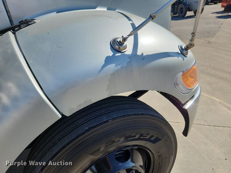 image for item MW9662 2005 Peterbilt 335  flatbed truck