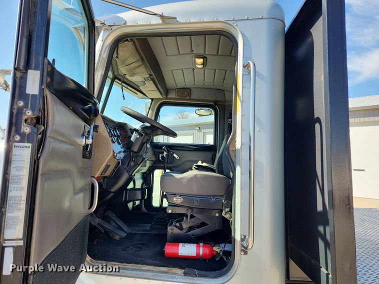 image for item MW9662 2005 Peterbilt 335  flatbed truck