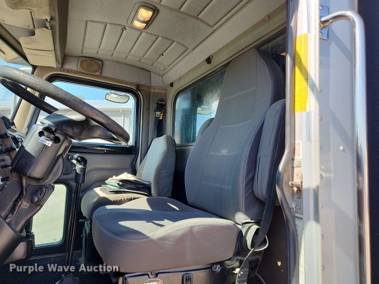 image for item MW9662 2005 Peterbilt 335  flatbed truck