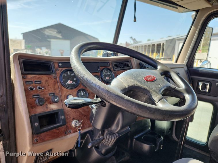 image for item MW9662 2005 Peterbilt 335  flatbed truck