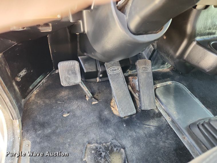 image for item MW9662 2005 Peterbilt 335  flatbed truck