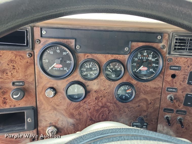 image for item MW9662 2005 Peterbilt 335  flatbed truck