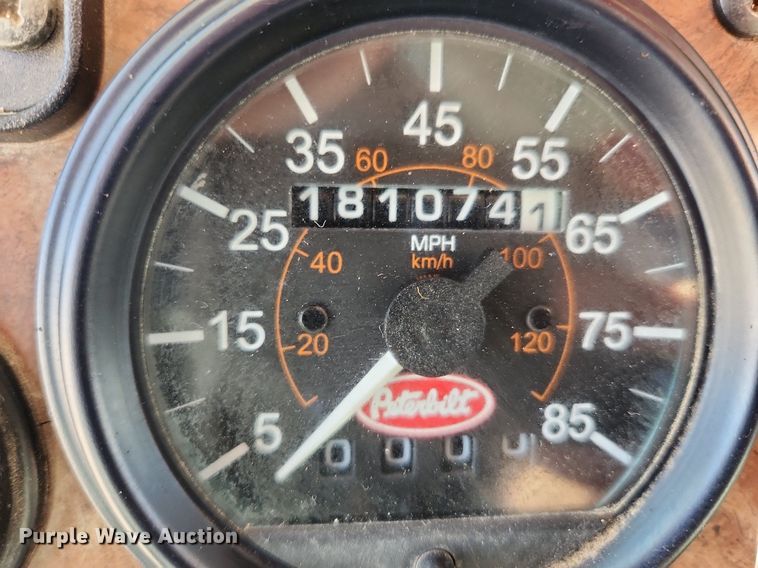 image for item MW9662 2005 Peterbilt 335  flatbed truck