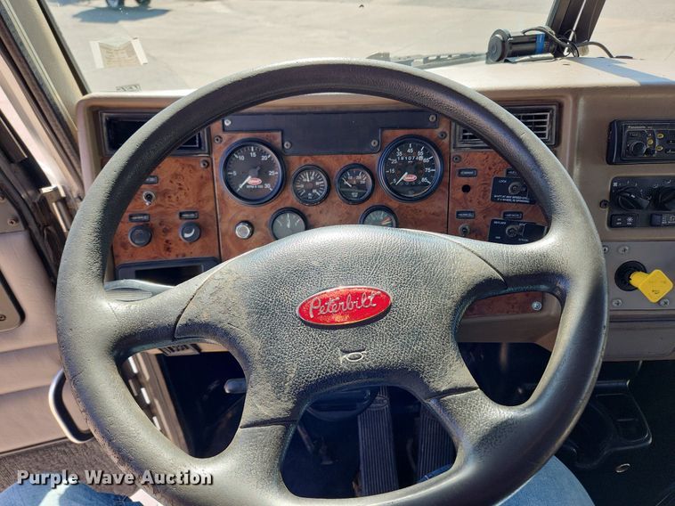 image for item MW9662 2005 Peterbilt 335  flatbed truck