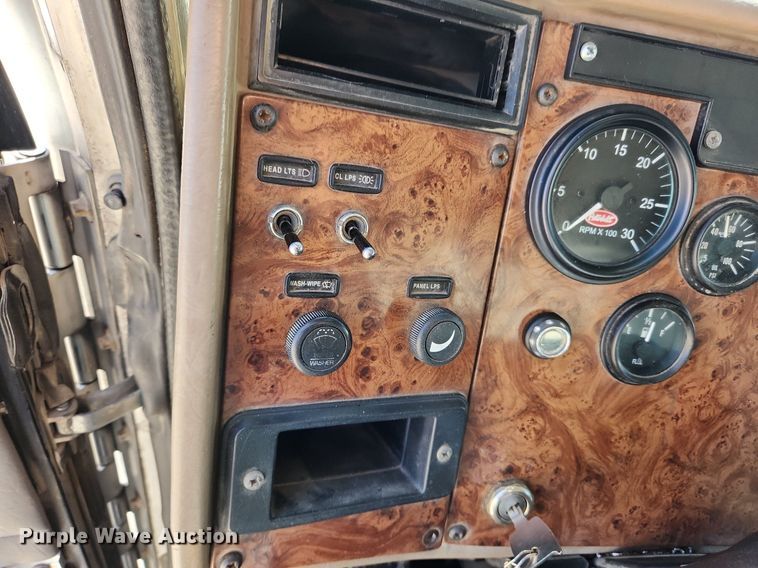 image for item MW9662 2005 Peterbilt 335  flatbed truck