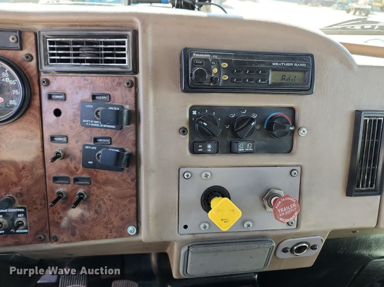 image for item MW9662 2005 Peterbilt 335  flatbed truck