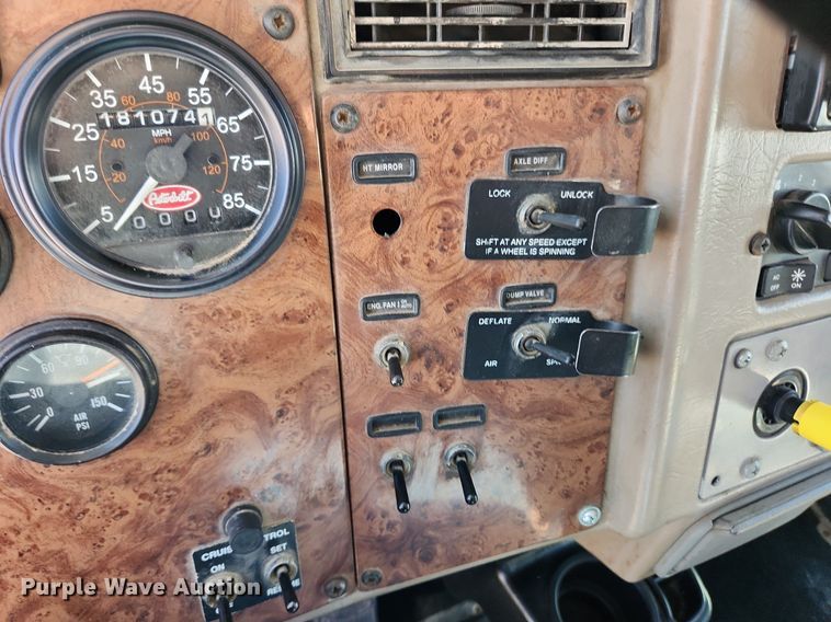 image for item MW9662 2005 Peterbilt 335  flatbed truck