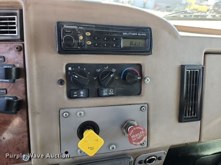 image for item MW9662 2005 Peterbilt 335  flatbed truck