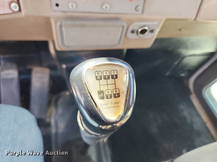 image for item MW9662 2005 Peterbilt 335  flatbed truck