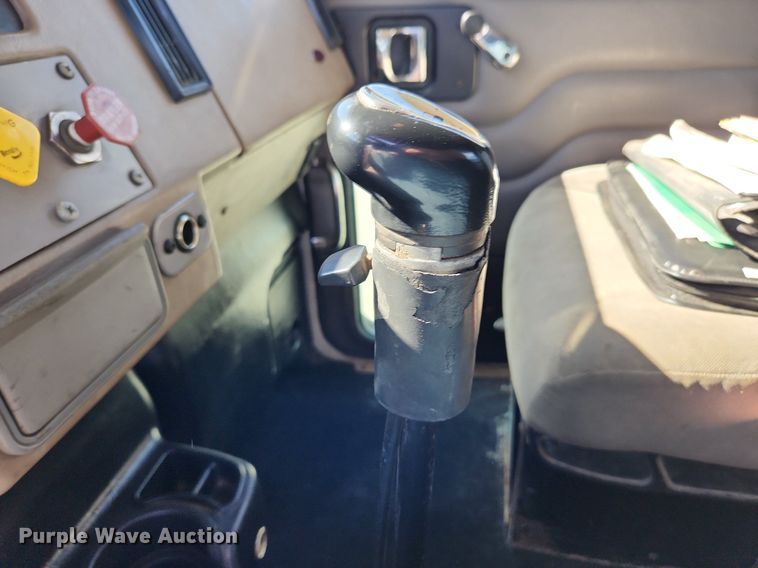 image for item MW9662 2005 Peterbilt 335  flatbed truck