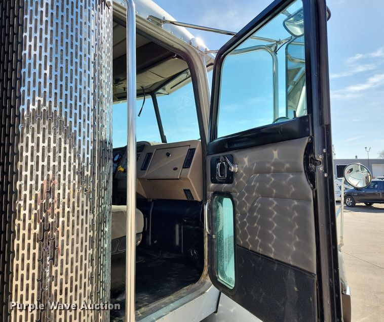 image for item MW9662 2005 Peterbilt 335  flatbed truck