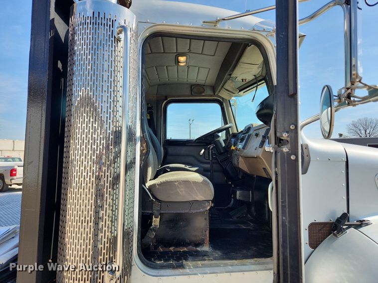 image for item MW9662 2005 Peterbilt 335  flatbed truck