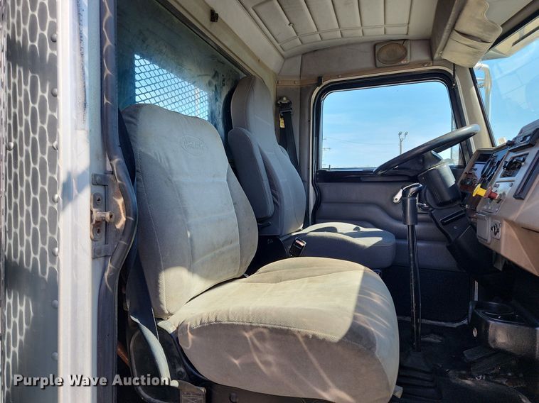 image for item MW9662 2005 Peterbilt 335  flatbed truck