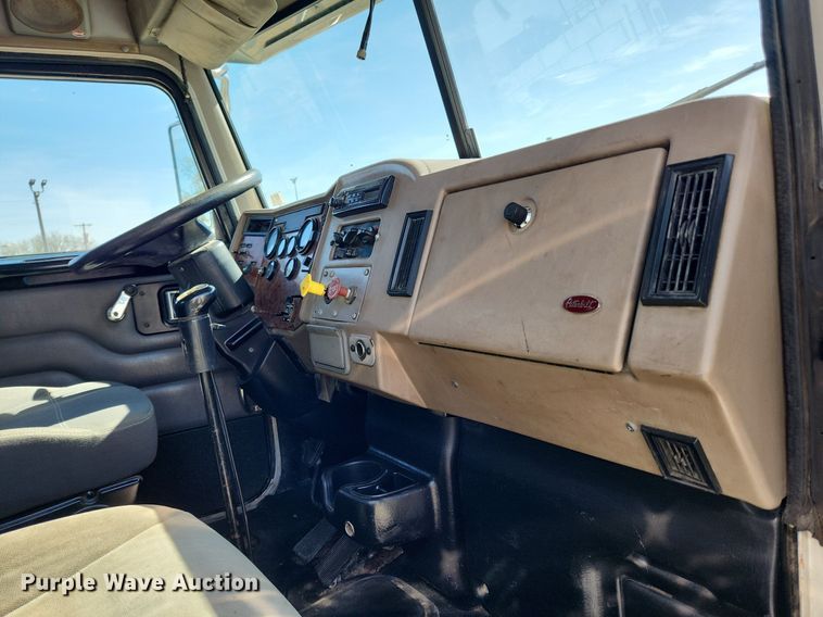 image for item MW9662 2005 Peterbilt 335  flatbed truck