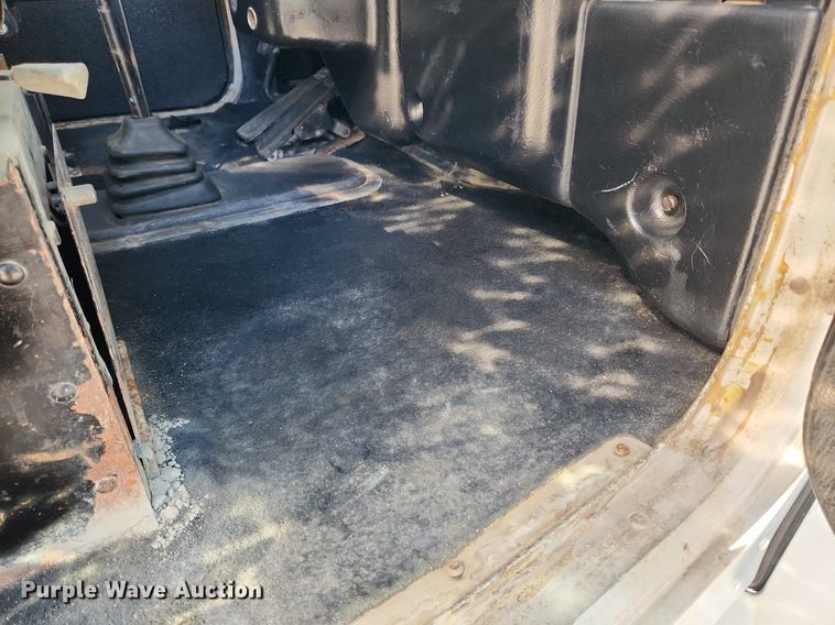 image for item MW9662 2005 Peterbilt 335  flatbed truck