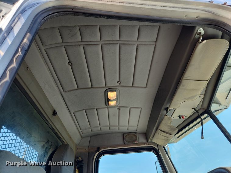 image for item MW9662 2005 Peterbilt 335  flatbed truck