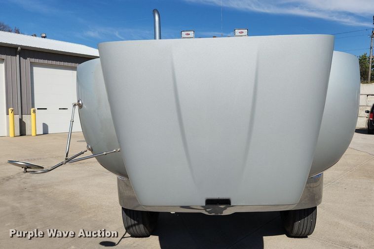 image for item MW9662 2005 Peterbilt 335  flatbed truck