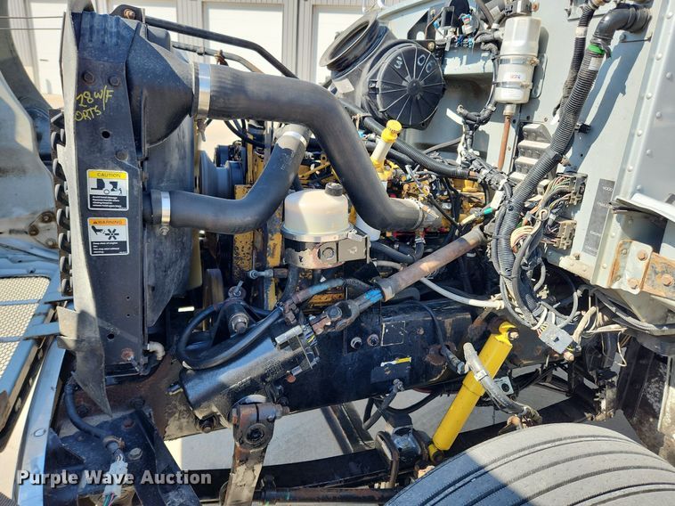 image for item MW9662 2005 Peterbilt 335  flatbed truck