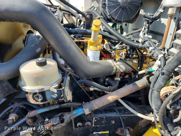 image for item MW9662 2005 Peterbilt 335  flatbed truck