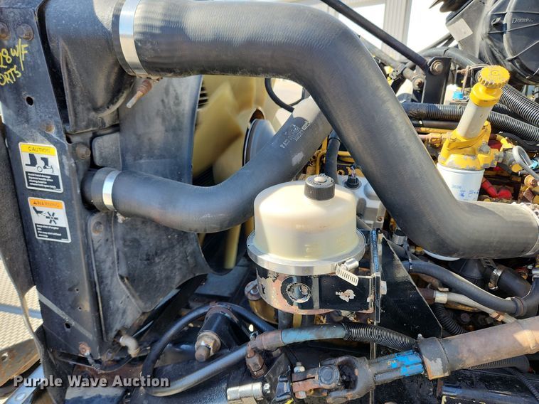 image for item MW9662 2005 Peterbilt 335  flatbed truck