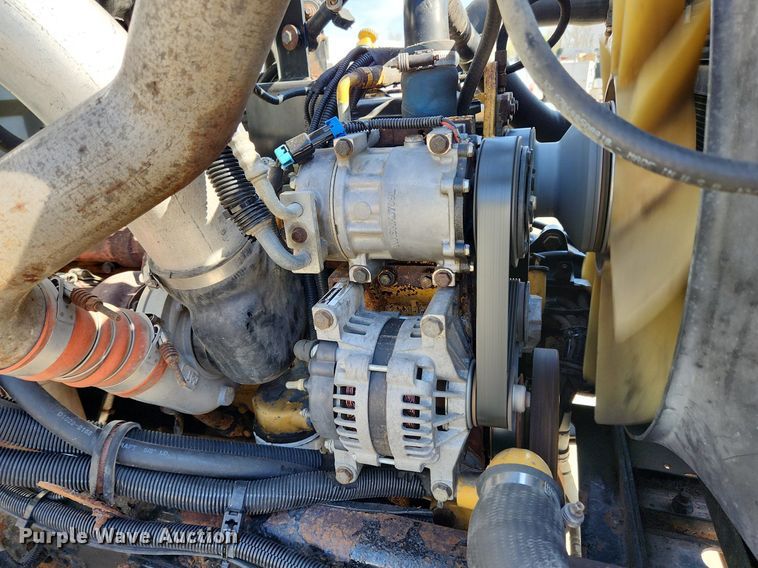 image for item MW9662 2005 Peterbilt 335  flatbed truck