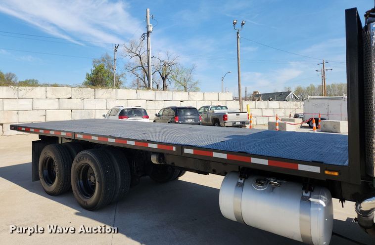 image for item MW9662 2005 Peterbilt 335  flatbed truck