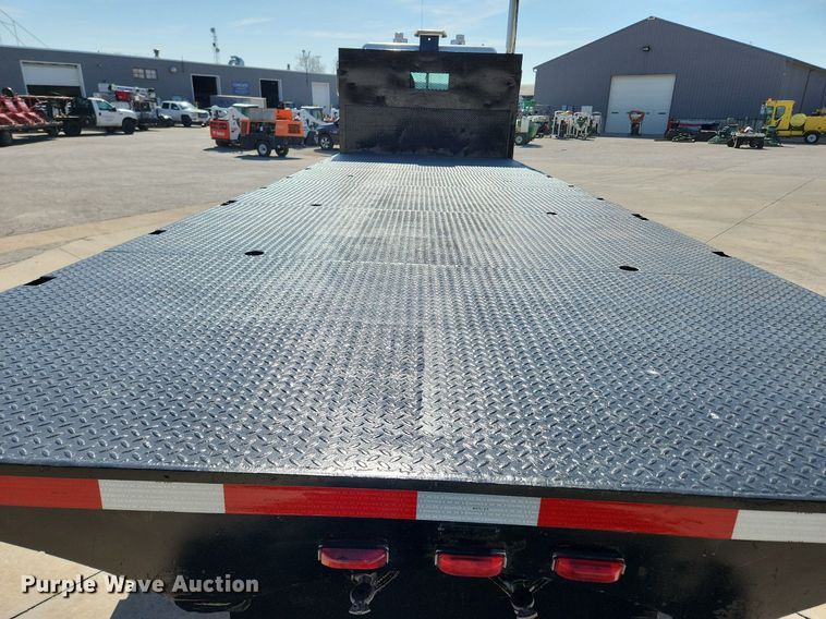 image for item MW9662 2005 Peterbilt 335  flatbed truck