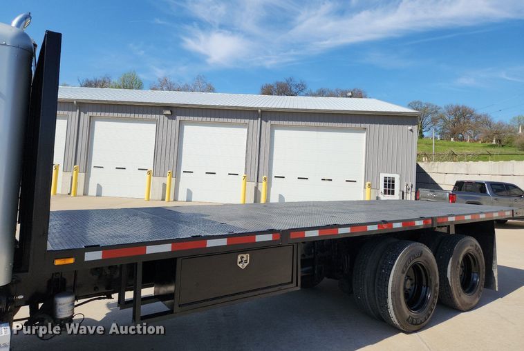 image for item MW9662 2005 Peterbilt 335  flatbed truck