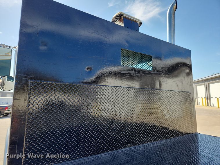 image for item MW9662 2005 Peterbilt 335  flatbed truck