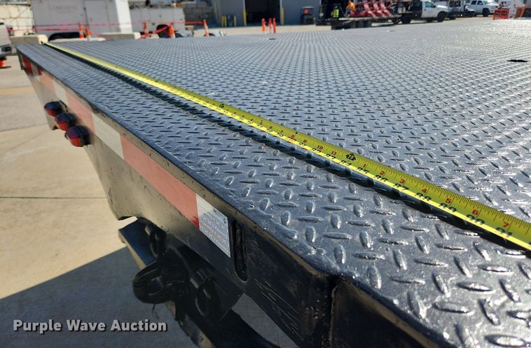 image for item MW9662 2005 Peterbilt 335  flatbed truck