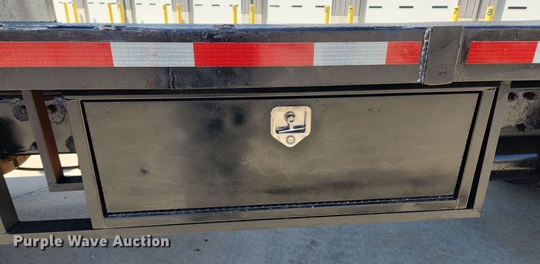 image for item MW9662 2005 Peterbilt 335  flatbed truck