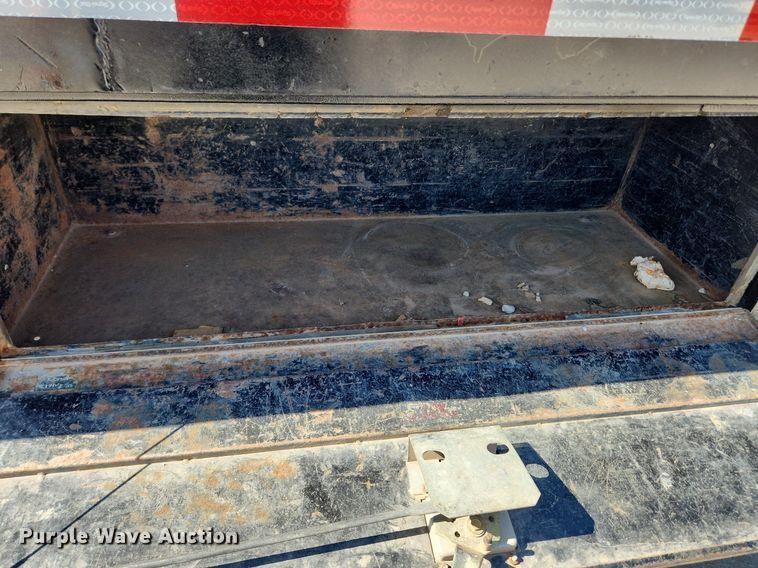 image for item MW9662 2005 Peterbilt 335  flatbed truck